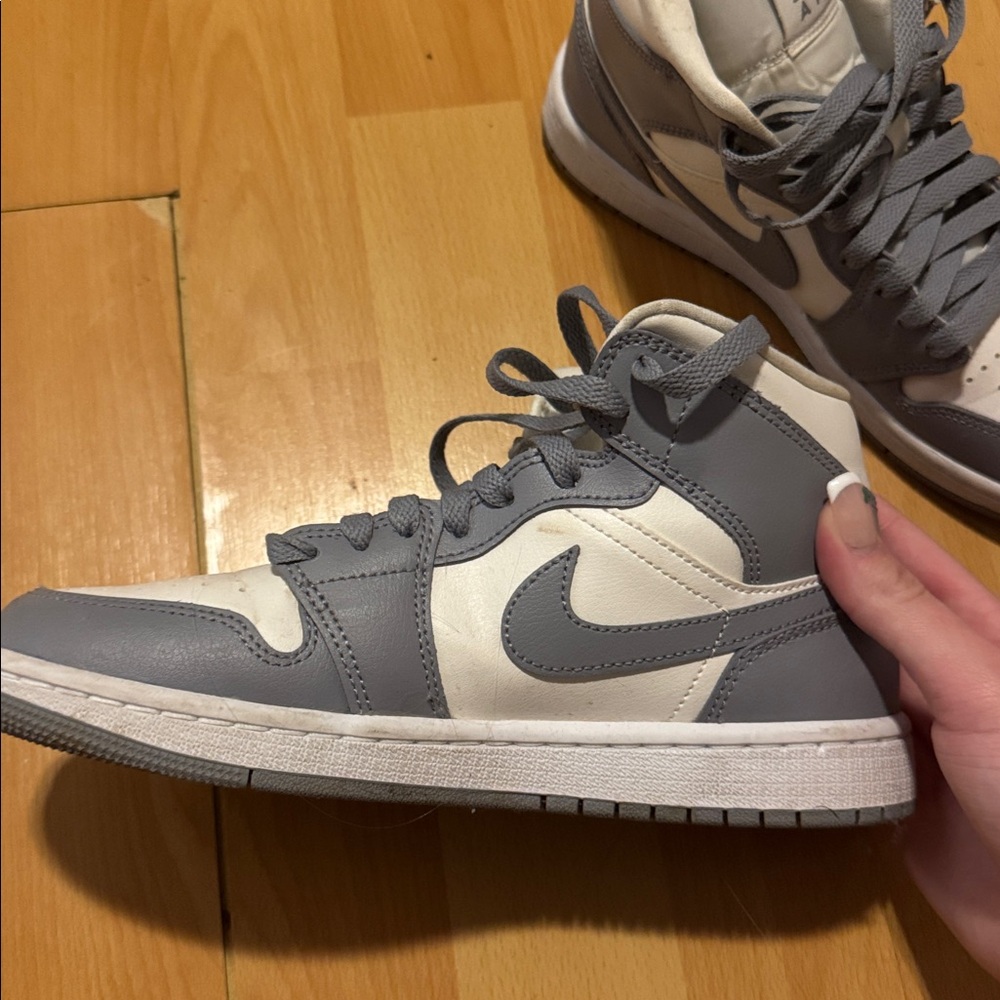 Jordan woman’s Sneakers in Gray and White size 6.5 - Picture 3 of 7